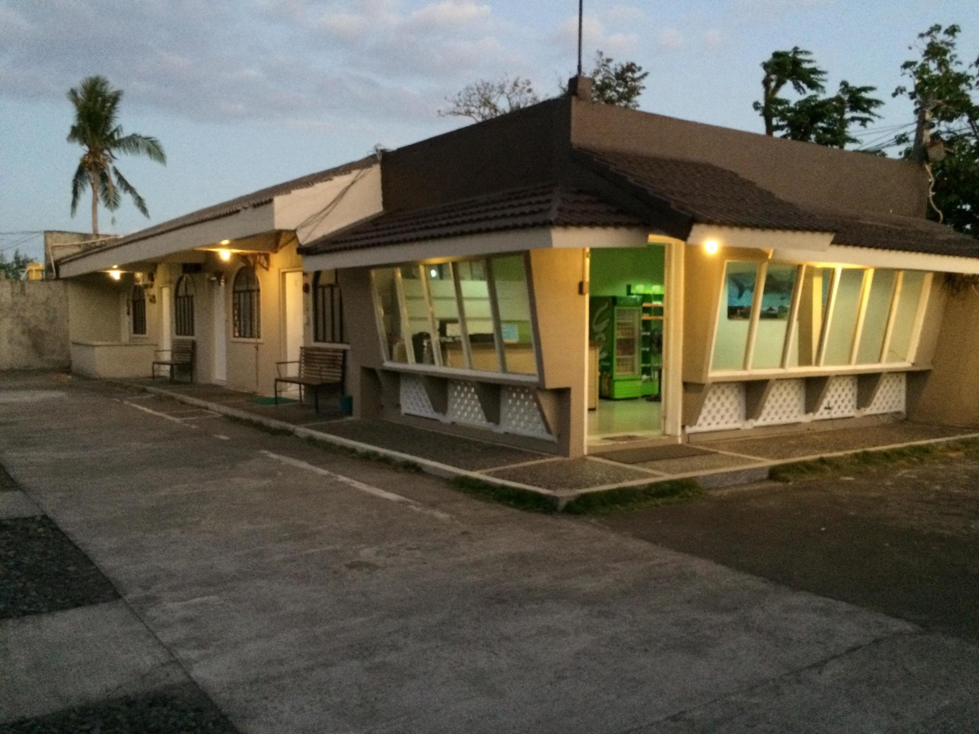 Night & Day Inn Legazpi Ngoại thất bức ảnh